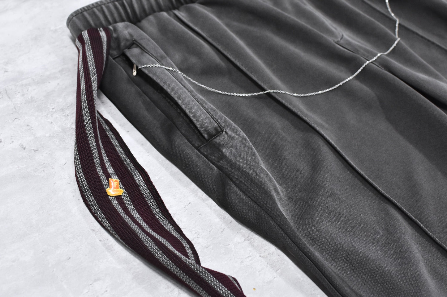 BODYSONG. / PIGMENT-DYED DISTRESSED TRACK TROUSERS - GREY