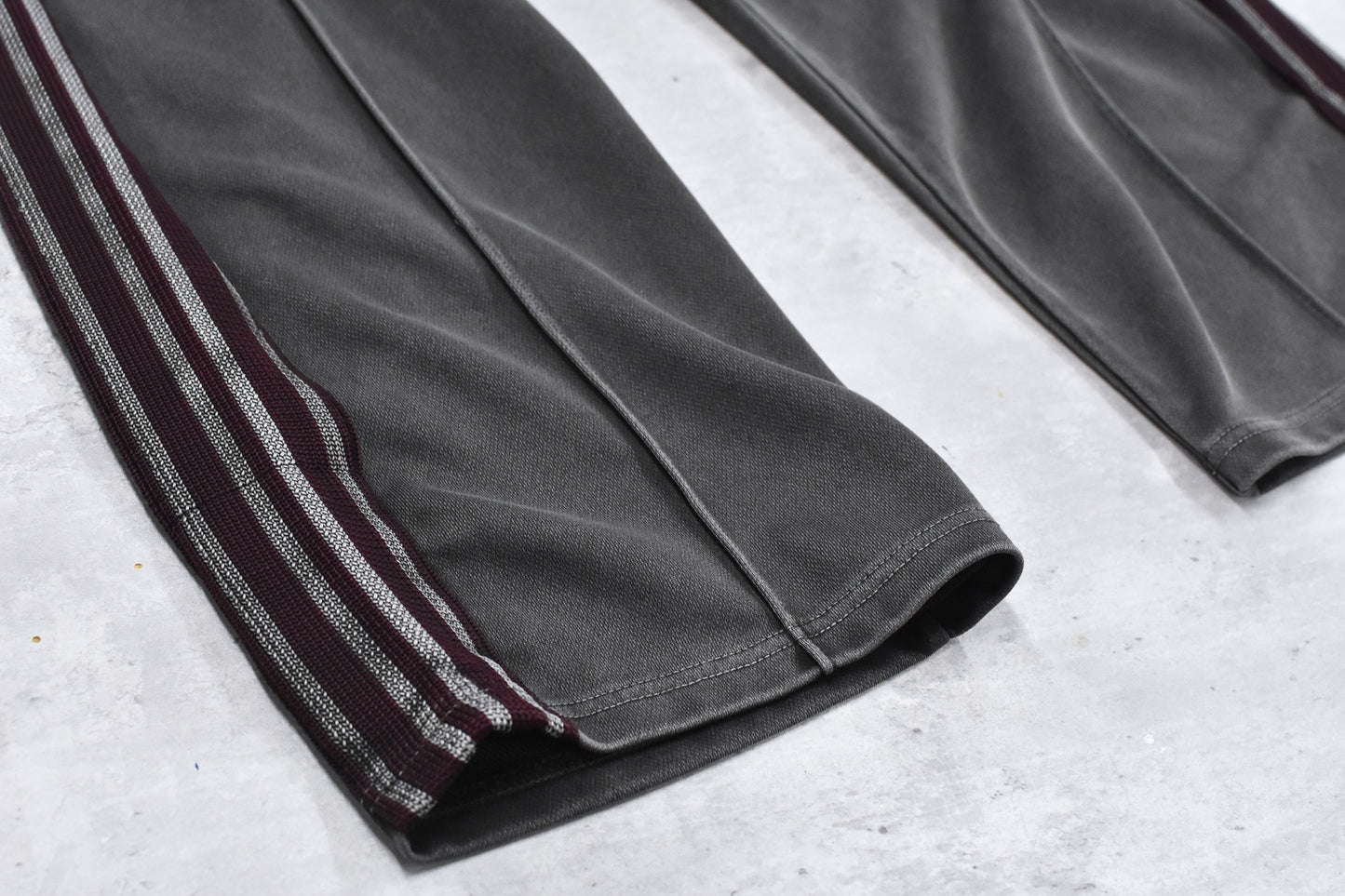BODYSONG. / PIGMENT-DYED DISTRESSED TRACK TROUSERS - GREY