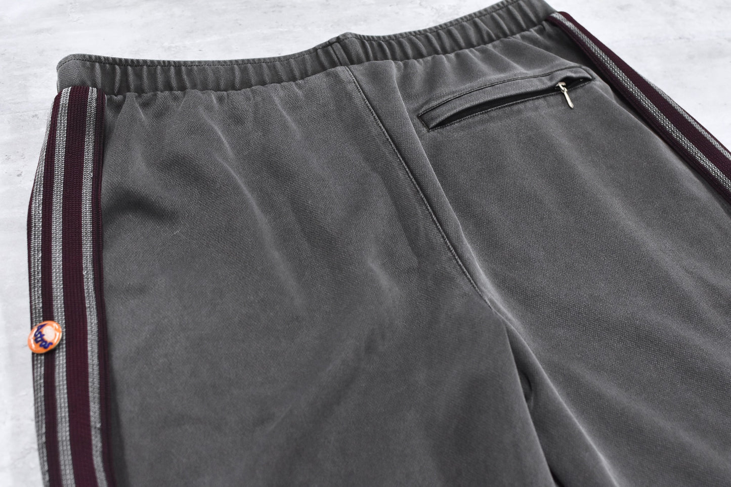 BODYSONG. / PIGMENT-DYED DISTRESSED TRACK TROUSERS - GREY