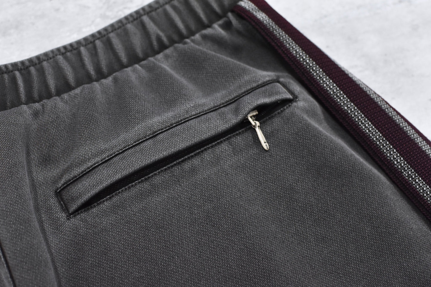 BODYSONG. / PIGMENT-DYED DISTRESSED TRACK TROUSERS - GREY
