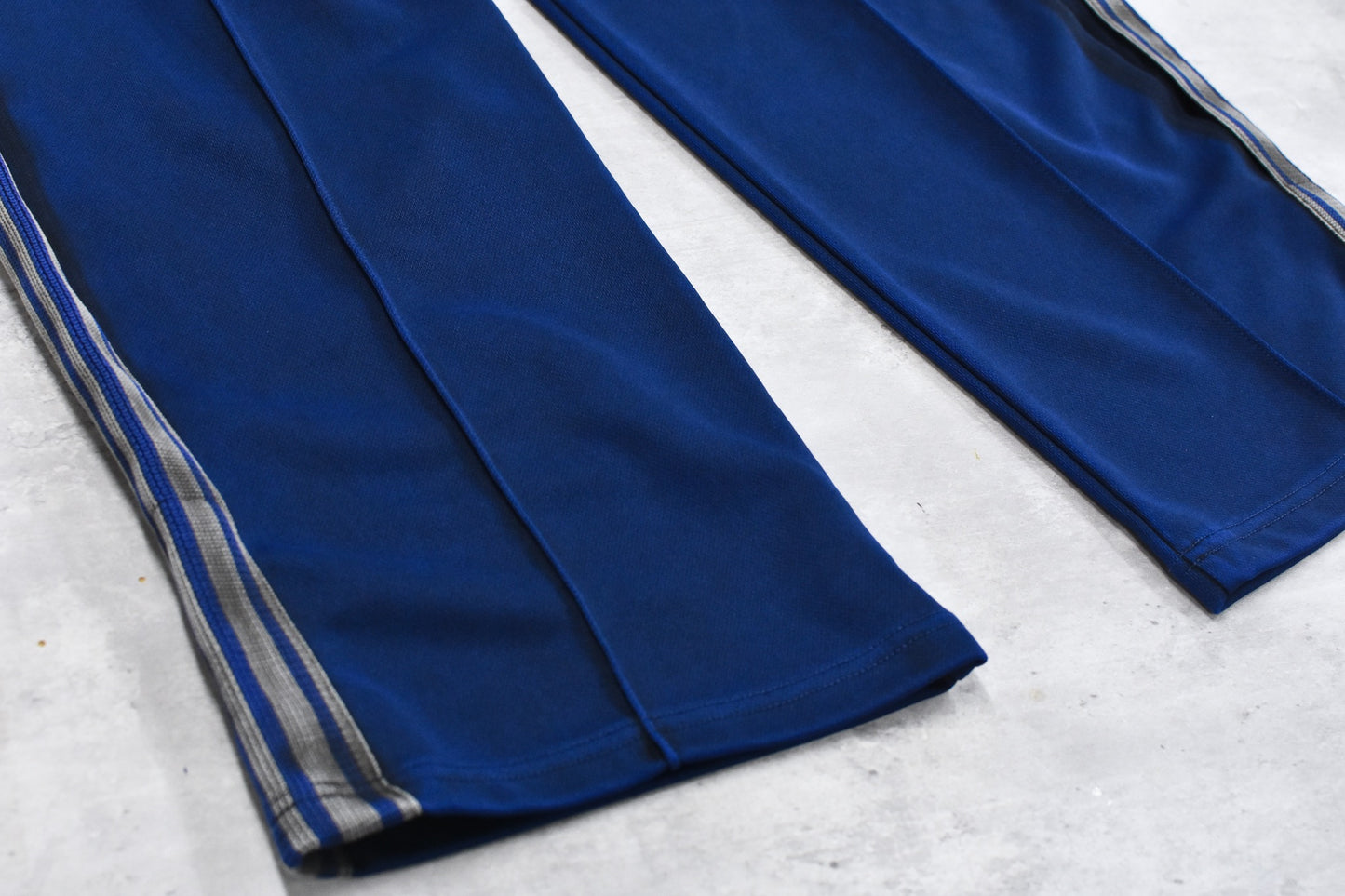 BODYSONG. / PIGMENT-DYED DISTRESSED TRACK TROUSERS - BLUE