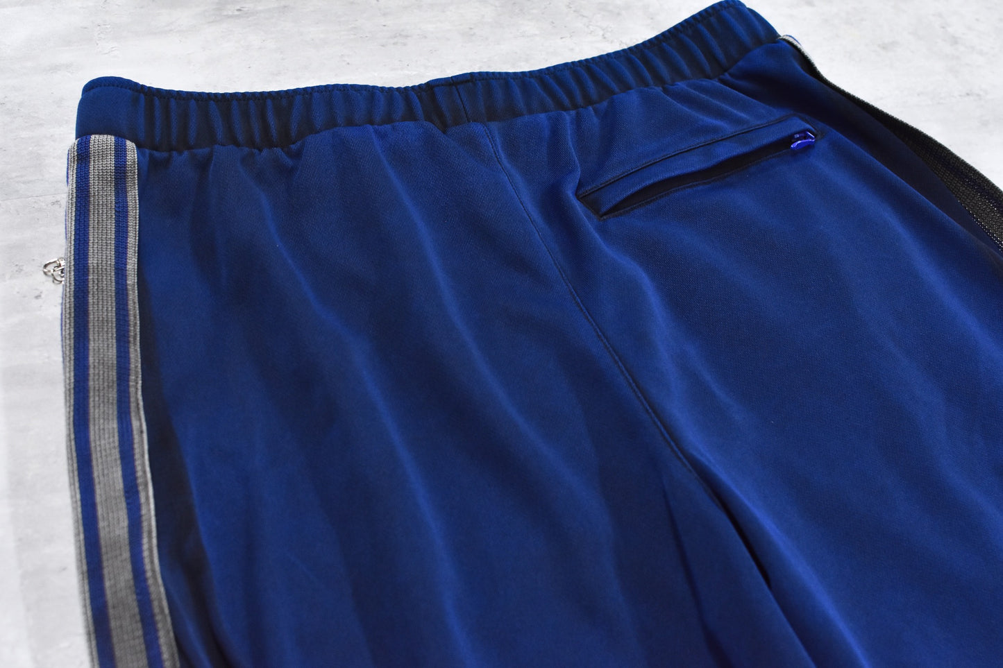 BODYSONG. / PIGMENT-DYED DISTRESSED TRACK TROUSERS - BLUE