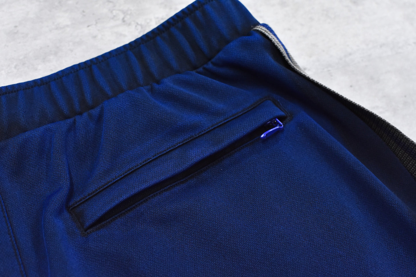 BODYSONG. / PIGMENT-DYED DISTRESSED TRACK TROUSERS - BLUE