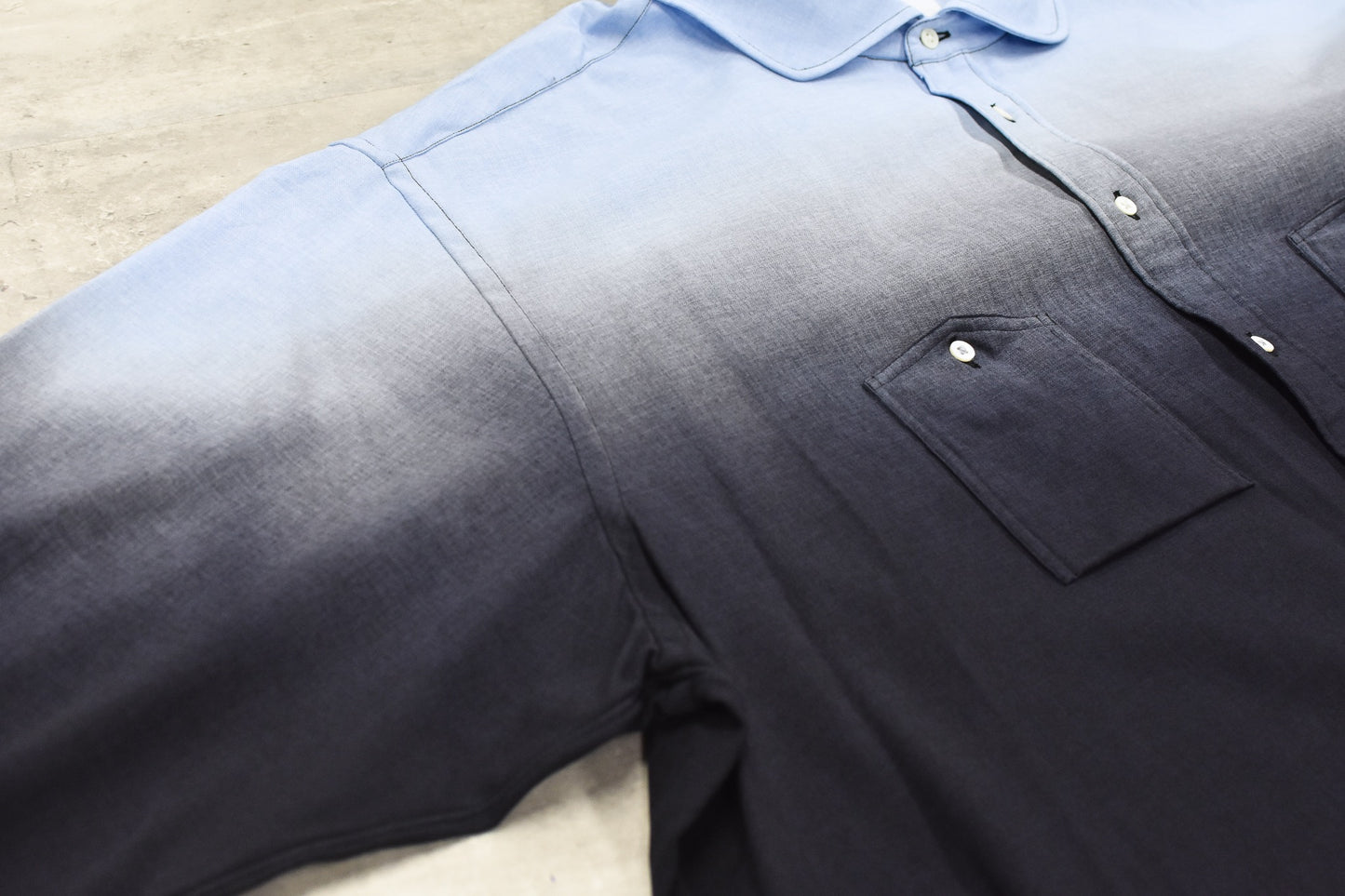 BODYSONG. / BEAUTIFUL GRADIENT DEFORMATION SHIRT - BLUE
