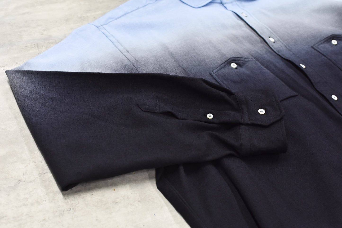 BODYSONG. / BEAUTIFUL GRADIENT DEFORMATION SHIRT - BLUE