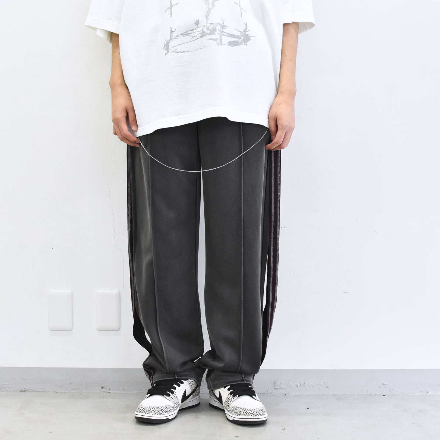 BODYSONG. / PIGMENT-DYED DISTRESSED TRACK TROUSERS - GREY