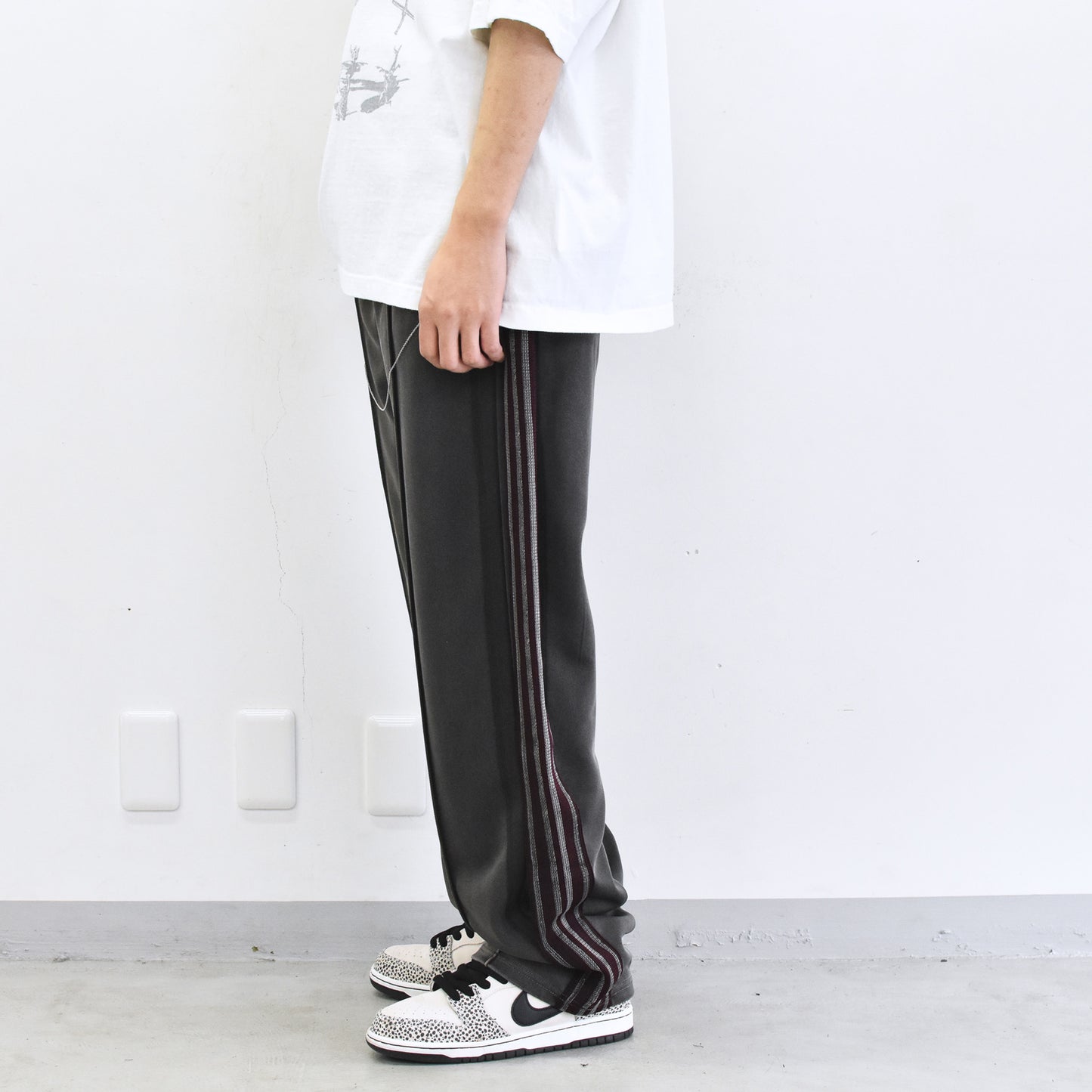 BODYSONG. / PIGMENT-DYED DISTRESSED TRACK TROUSERS - GREY