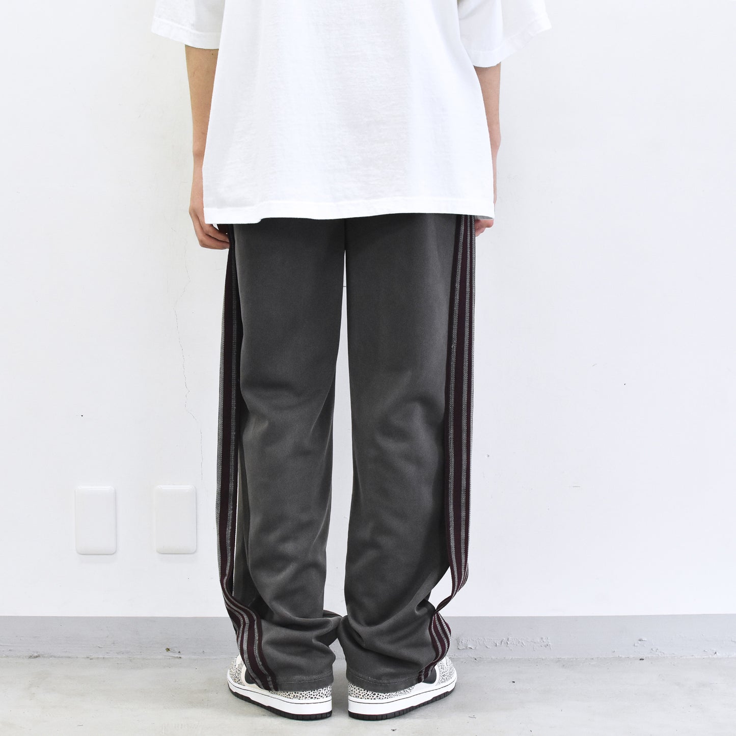 BODYSONG. / PIGMENT-DYED DISTRESSED TRACK TROUSERS - GREY