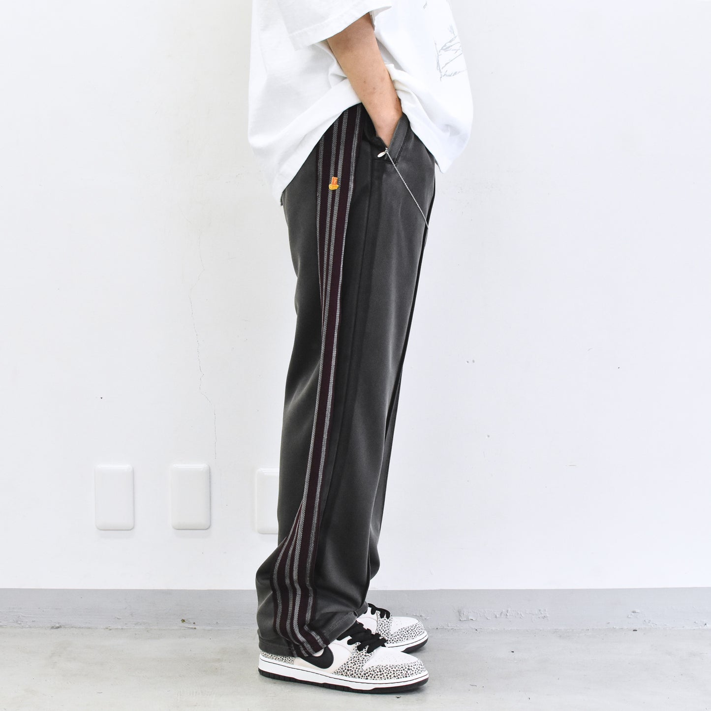 BODYSONG. / PIGMENT-DYED DISTRESSED TRACK TROUSERS - GREY