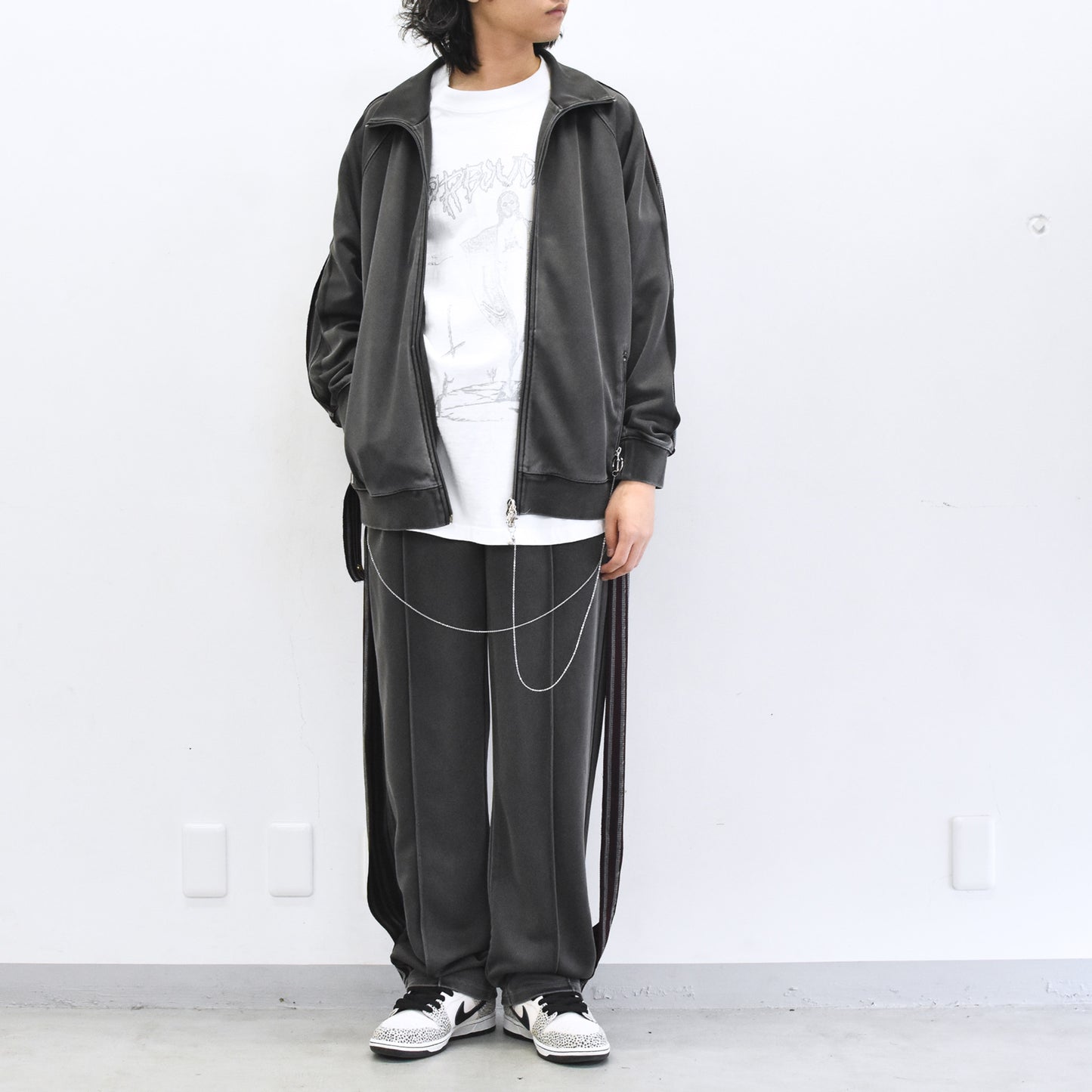BODYSONG. / PIGMENT-DYED DISTRESSED TRACK TROUSERS - GREY