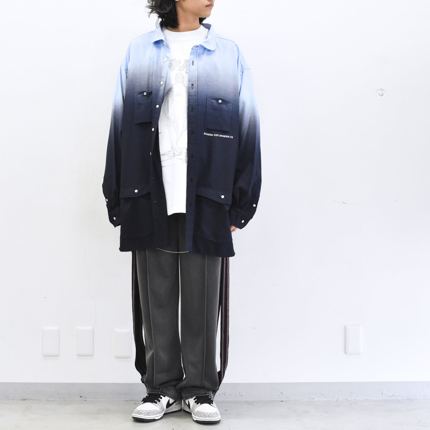 BODYSONG. / BEAUTIFUL GRADIENT DEFORMATION SHIRT - BLUE