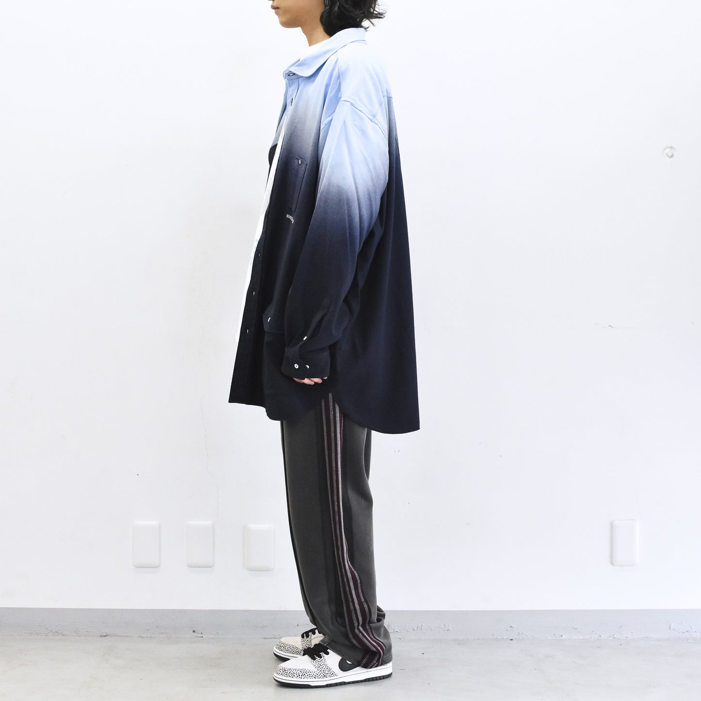 BODYSONG. / BEAUTIFUL GRADIENT DEFORMATION SHIRT - BLUE
