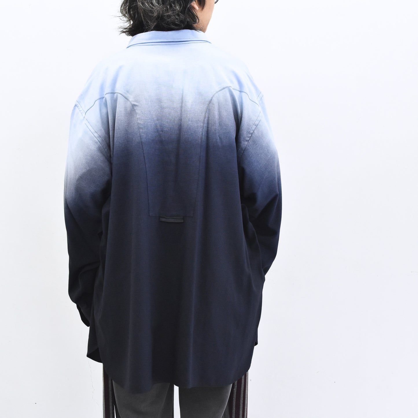 BODYSONG. / BEAUTIFUL GRADIENT DEFORMATION SHIRT - BLUE