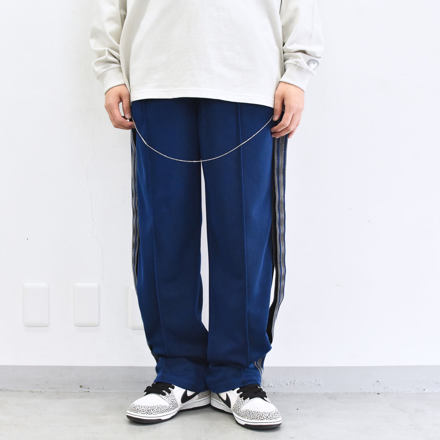 BODYSONG. / PIGMENT-DYED DISTRESSED TRACK TROUSERS - BLUE