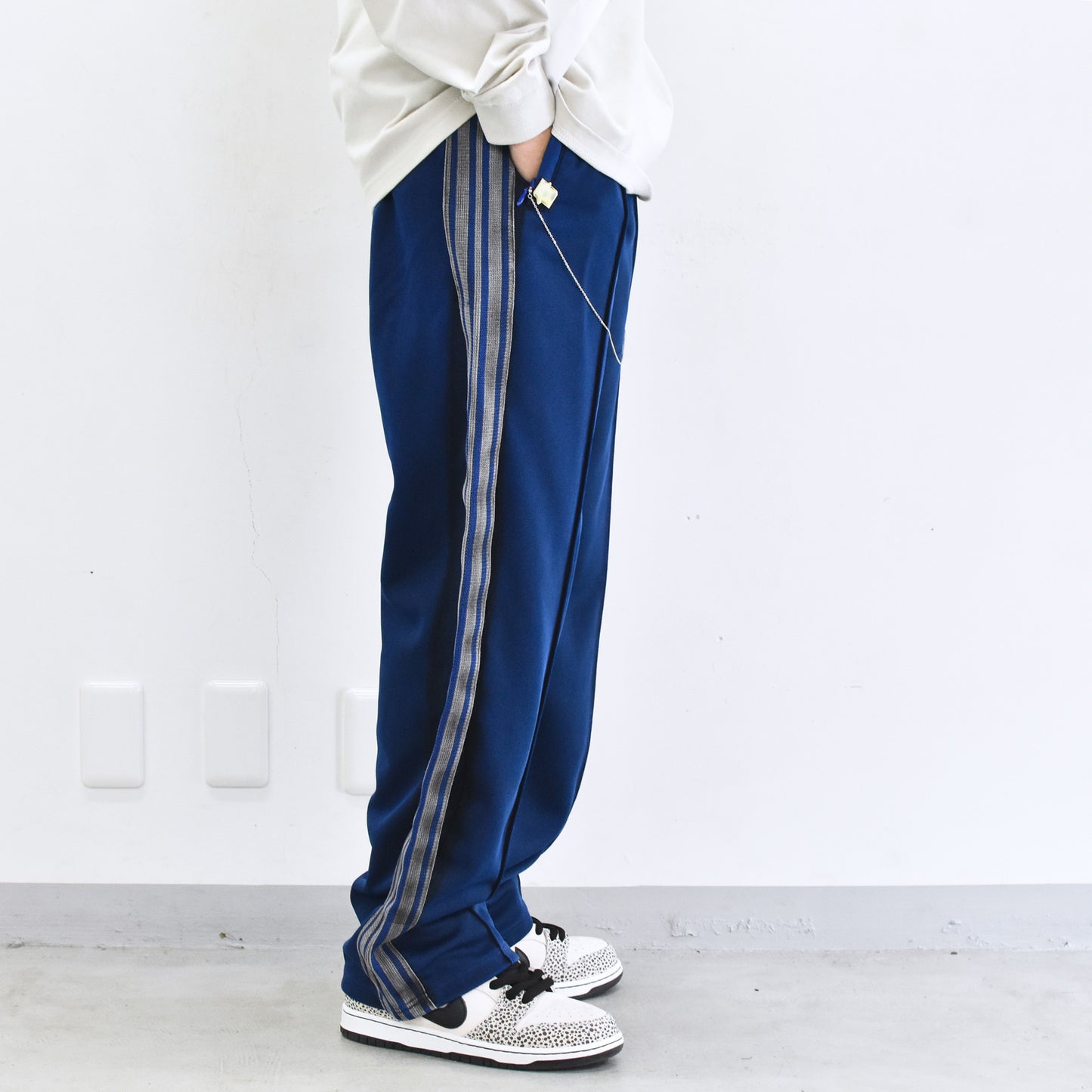BODYSONG. / PIGMENT-DYED DISTRESSED TRACK TROUSERS - BLUE