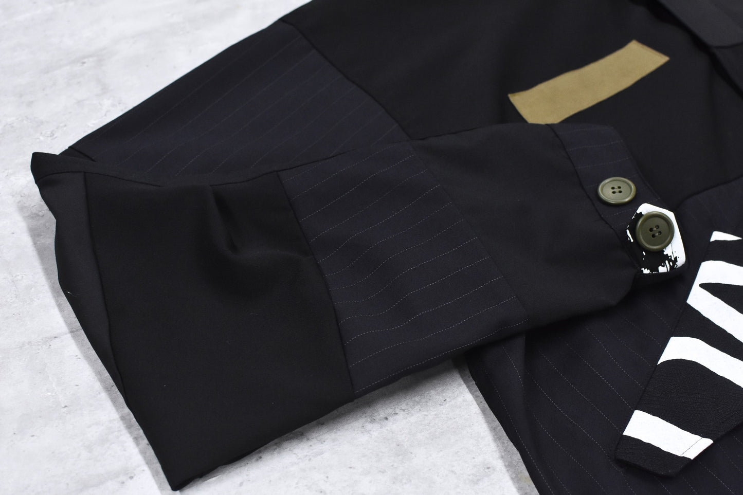 BODYSONG. / PATCHWORK MIL COAT MADE BY DISASSEMBLING AND RECONSTRUCTING A BUSINESS SUIT