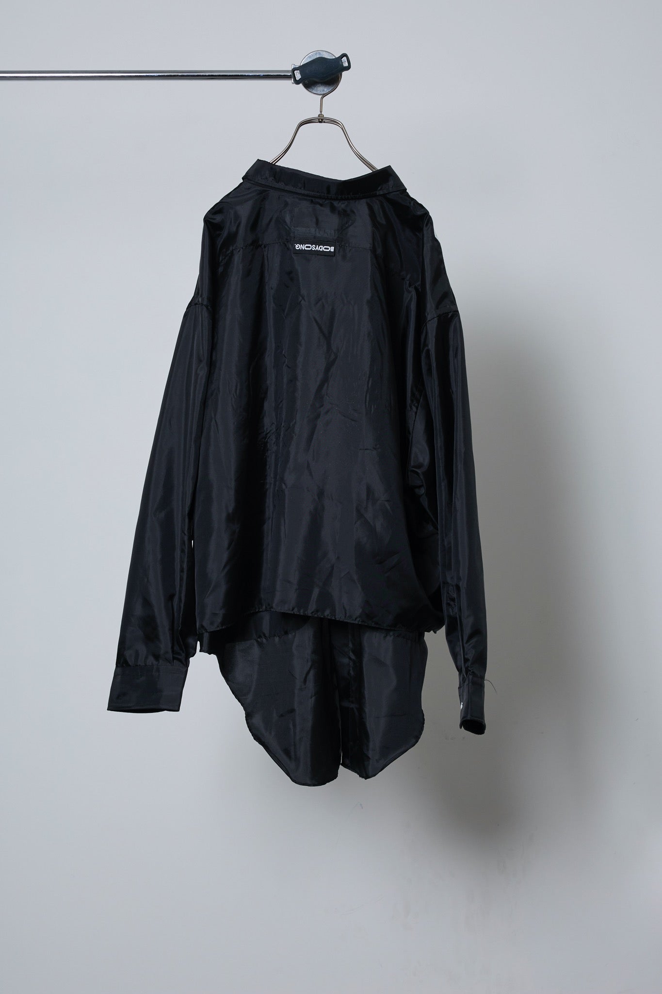 BODYSONG. / 先行予約 FOIL ROUND HEM SH - BLACK
