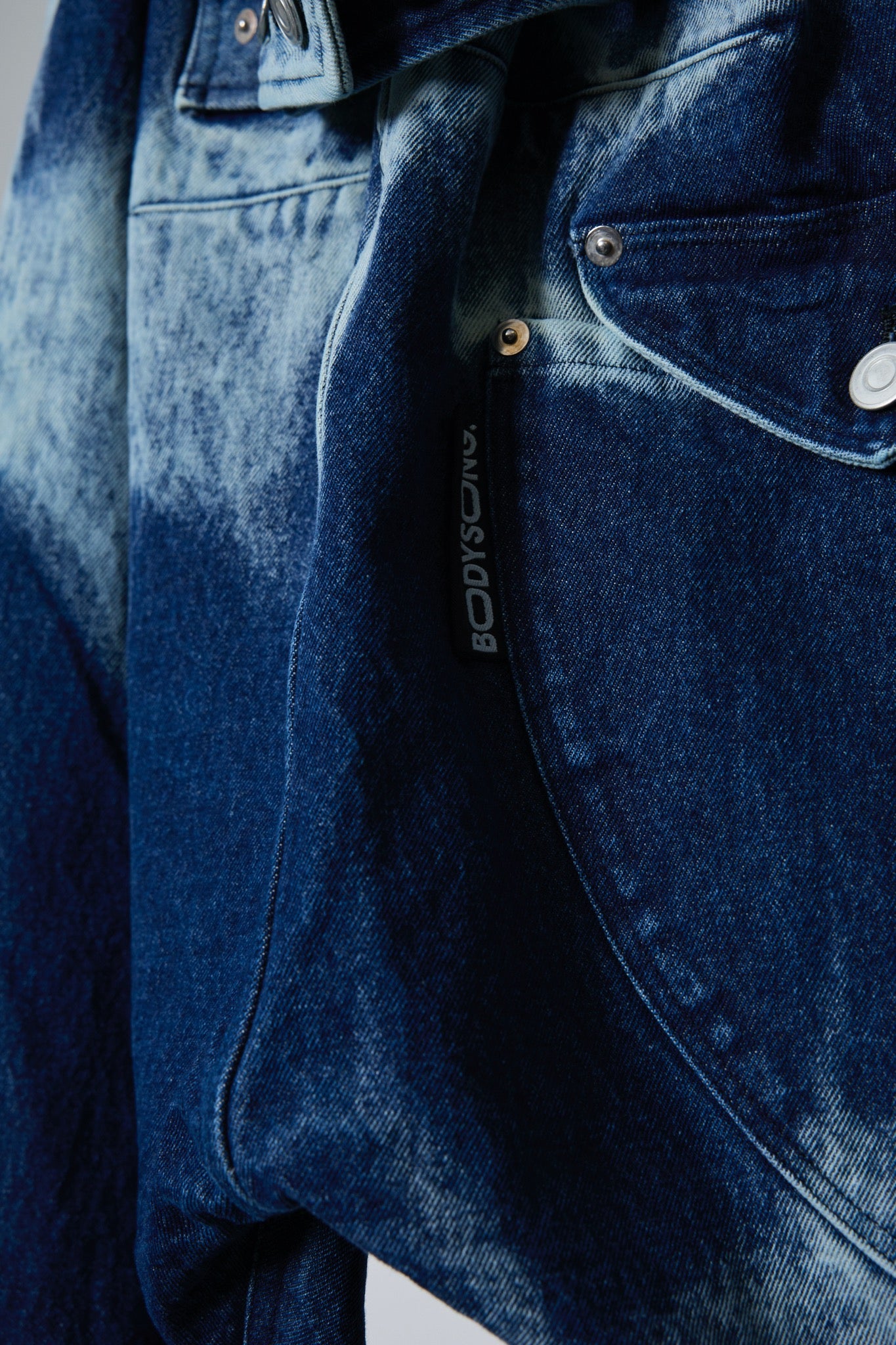 BODYSONG. / 先行予約 3D CUT DENIM IRREGULAR BLEACH - MAVY