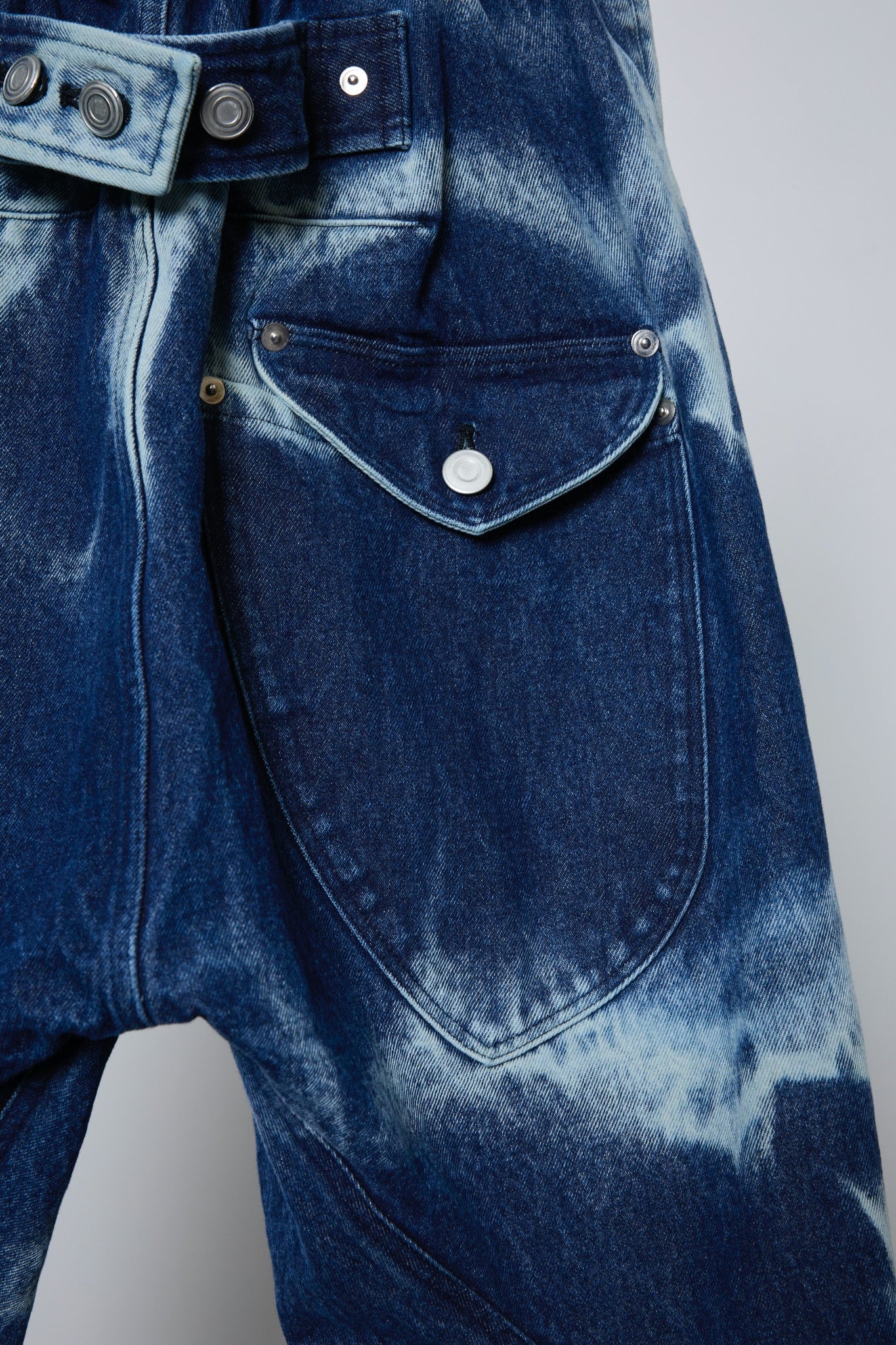 BODYSONG. / 先行予約 3D CUT DENIM IRREGULAR BLEACH - MAVY