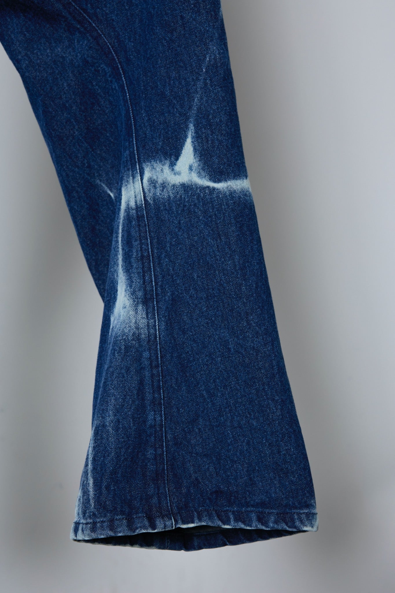 BODYSONG. / 先行予約 3D CUT DENIM IRREGULAR BLEACH - MAVY