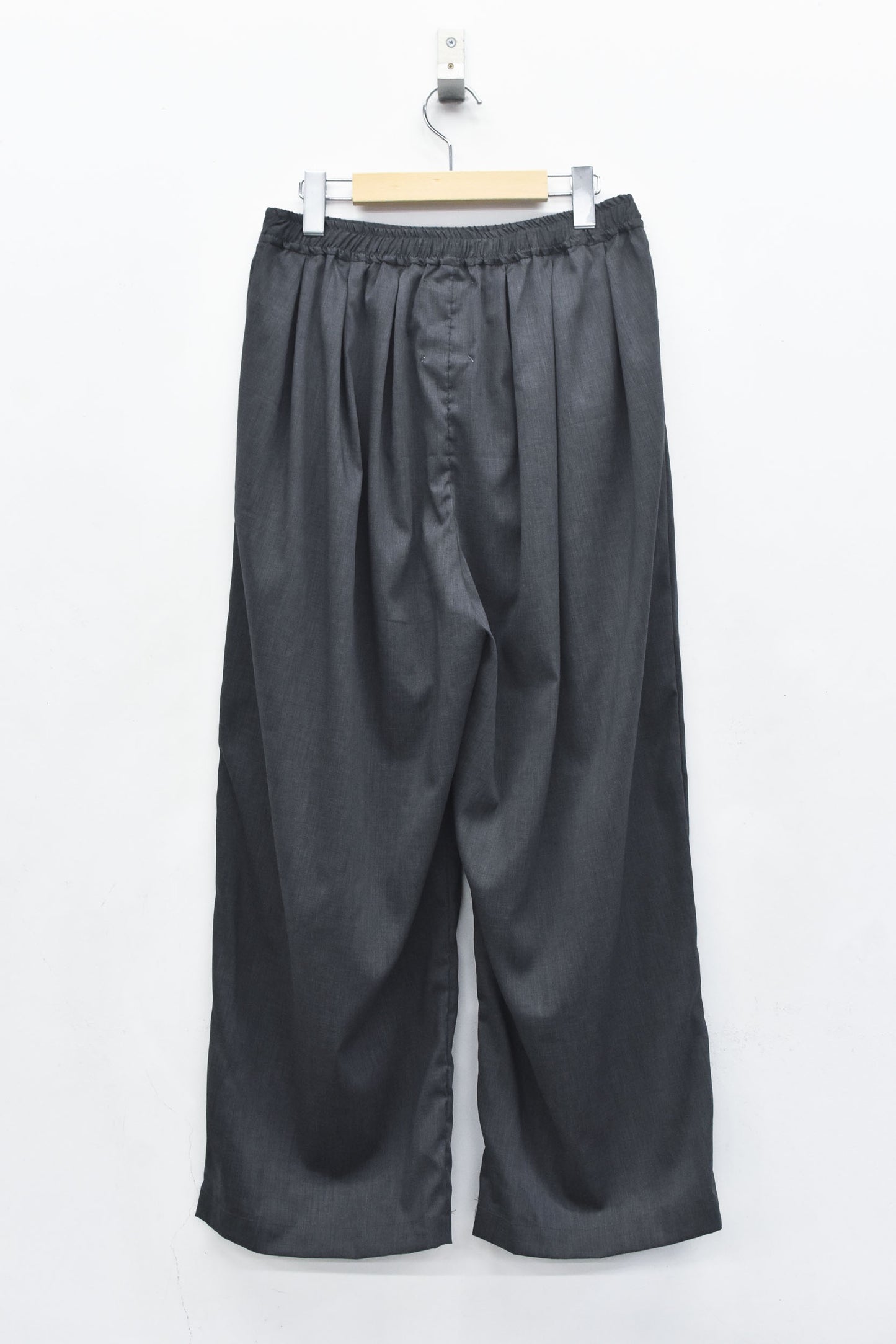 STOF / TRIPLE TUCK LINEN PANTS - CHARCOAL