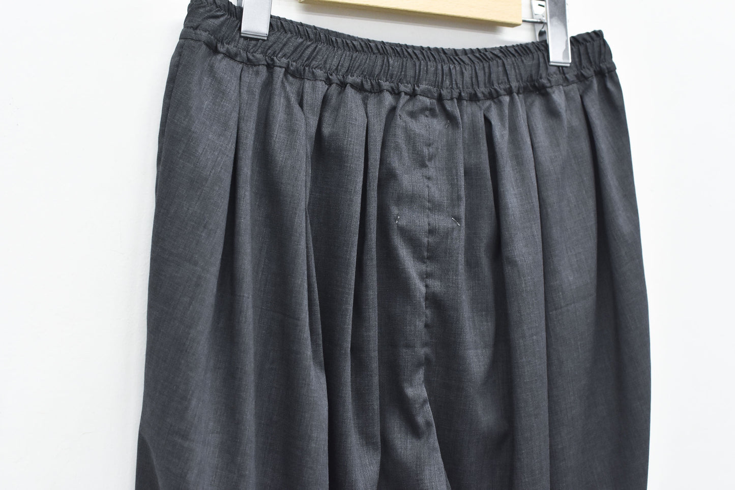 STOF / TRIPLE TUCK LINEN PANTS - CHARCOAL