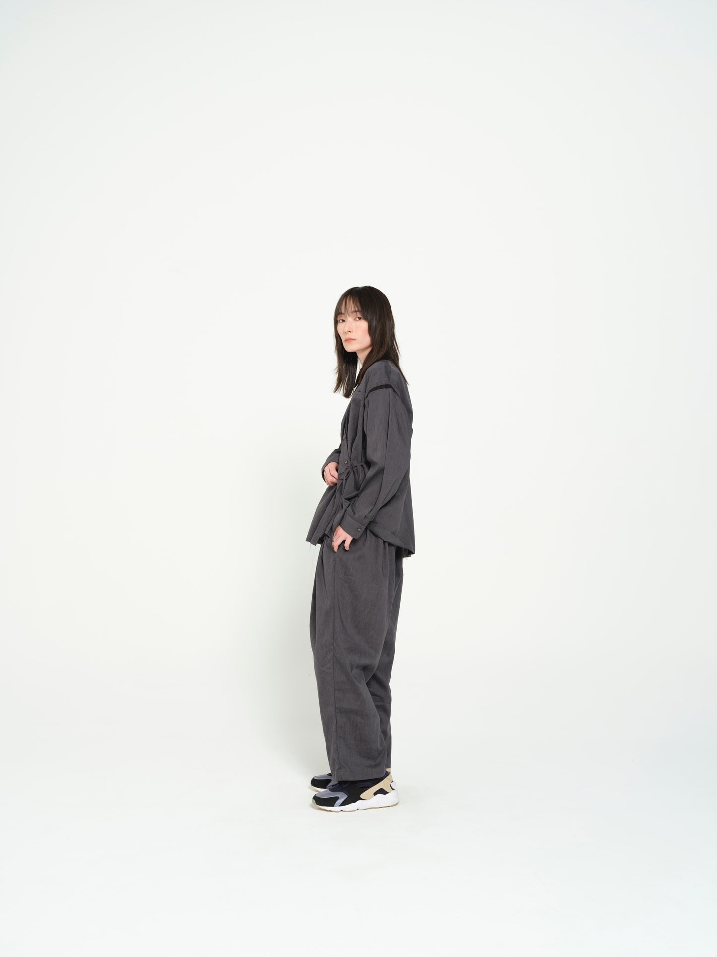 STOF / TRIPLE TUCK LINEN PANTS - CHARCOAL