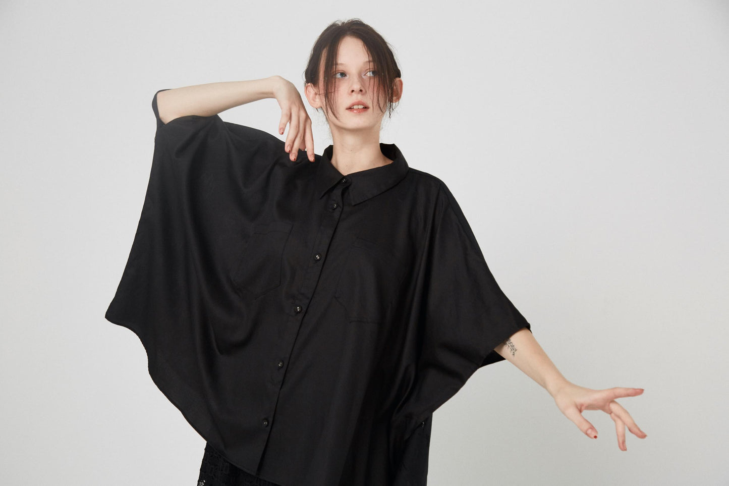 BEDSIDEDRAMA / Dancing Lace poncho shirt - BLACK