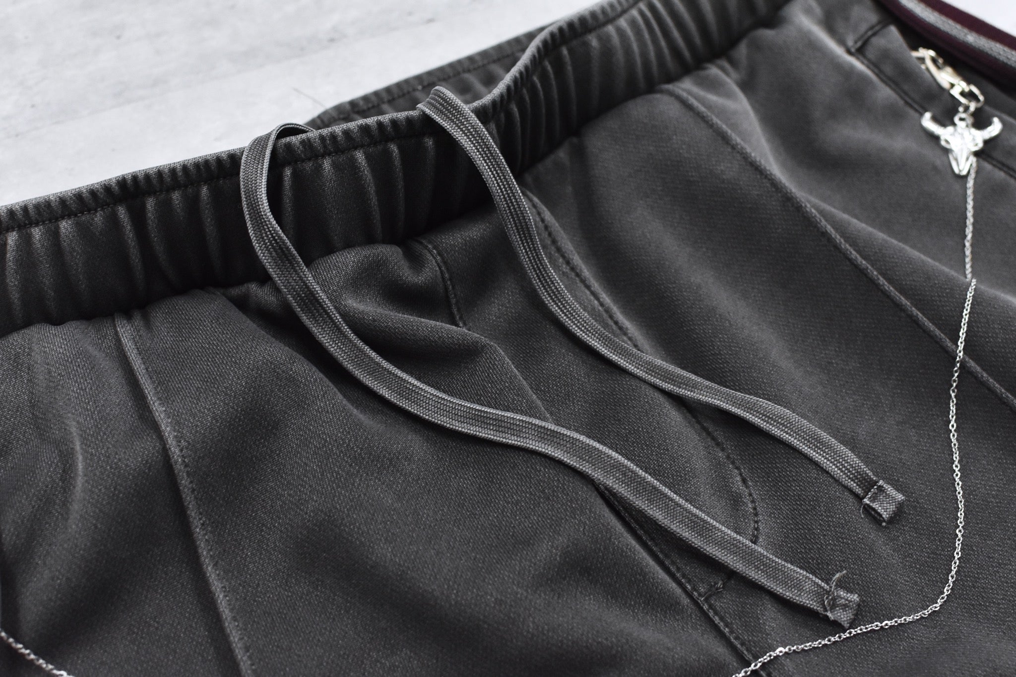 BODYSONG. / PIGMENT-DYED DISTRESSED TRACK TROUSERS - GREY