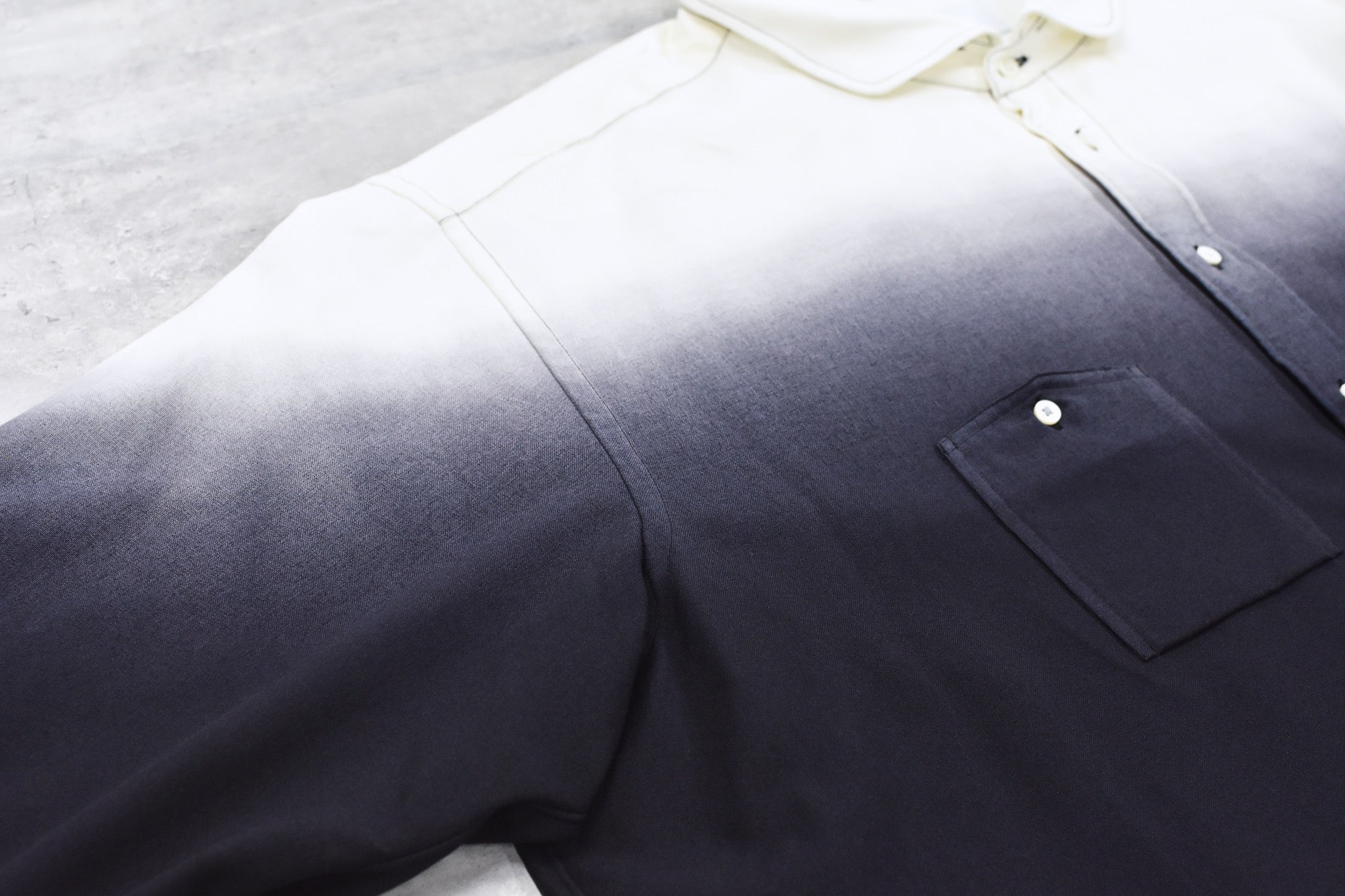 BODYSONG. / BEAUTIFUL GRADIENT DEFORMATION SHIRT - WHITE