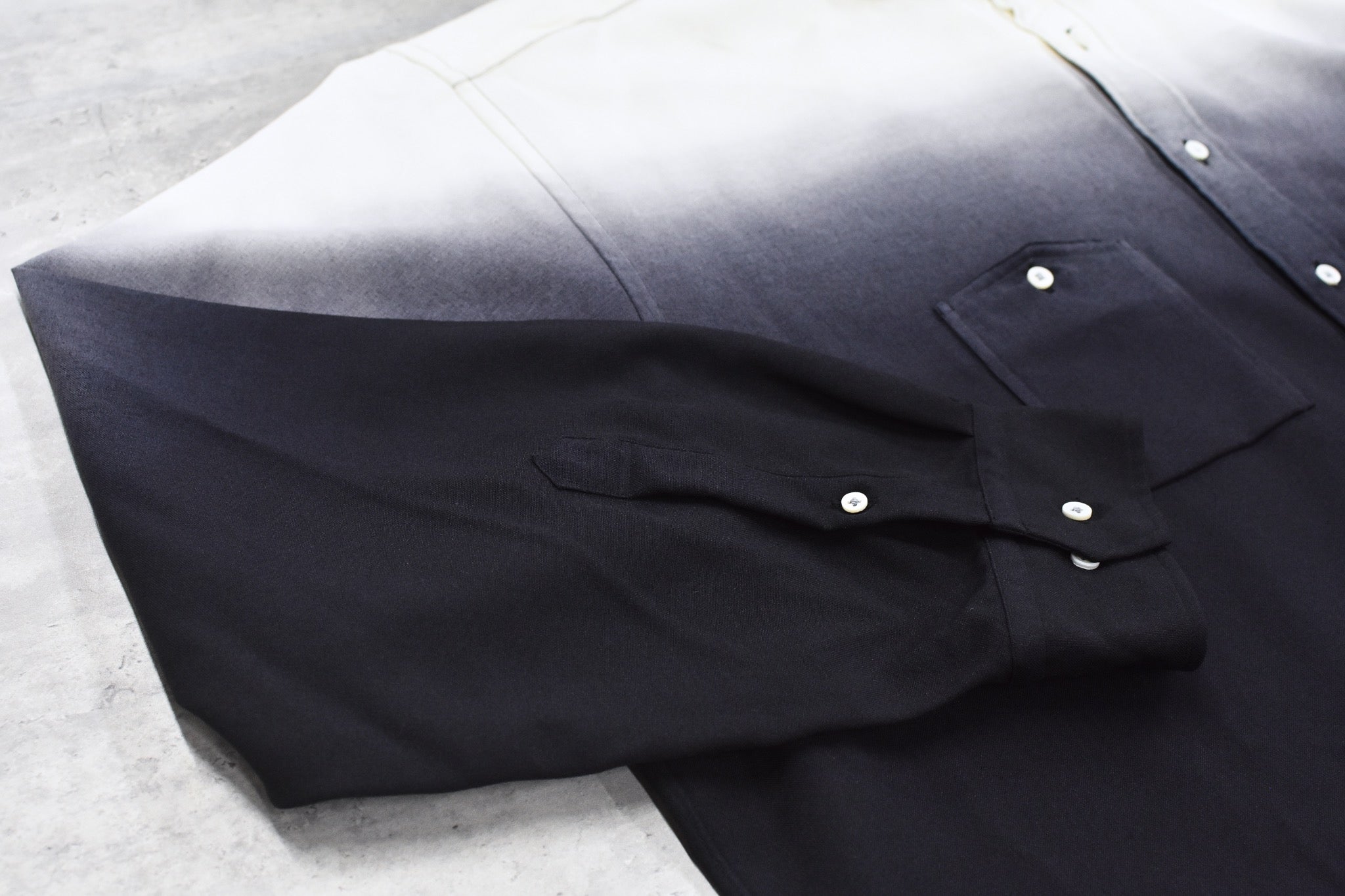 BODYSONG. / BEAUTIFUL GRADIENT DEFORMATION SHIRT - WHITE