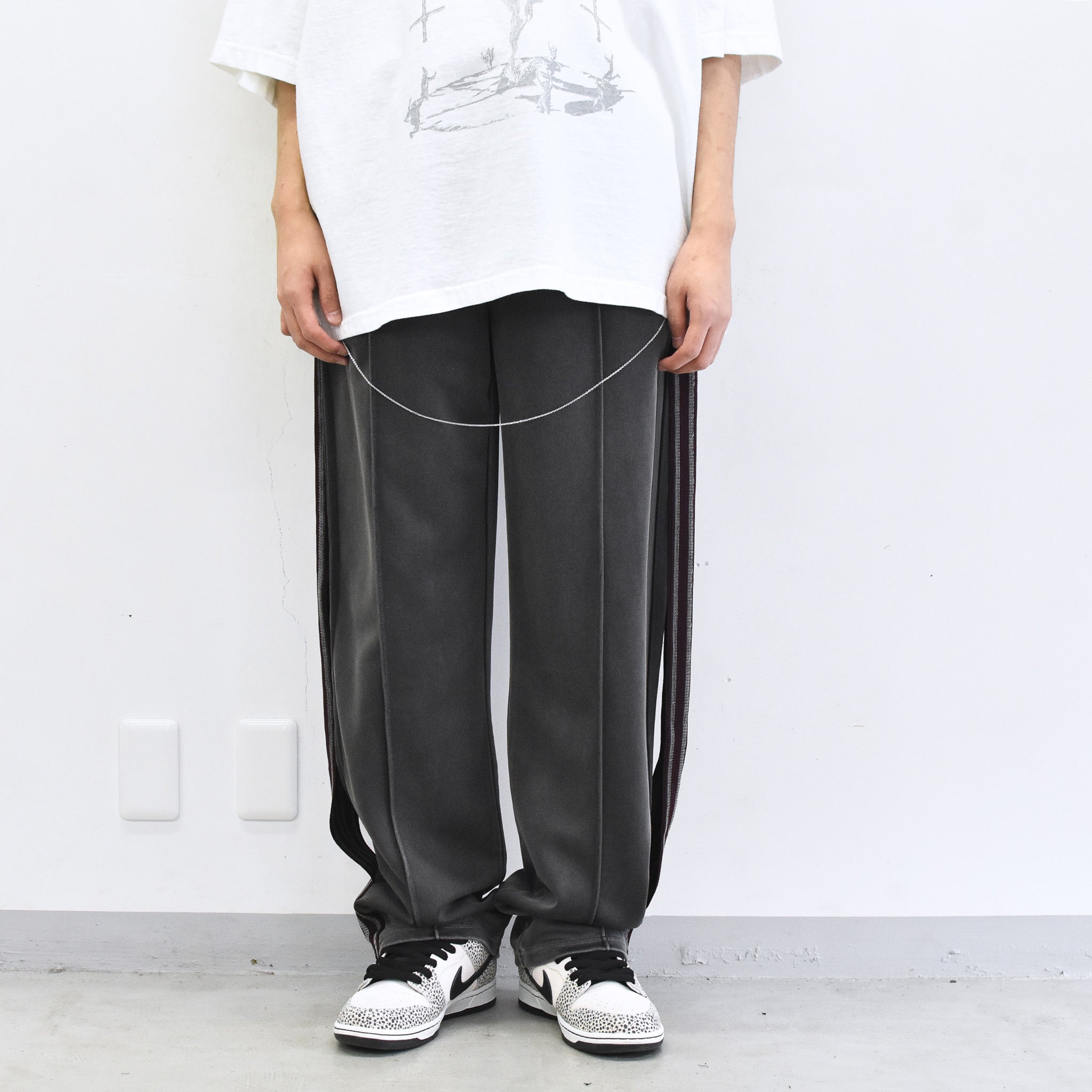 BODYSONG. / PIGMENT-DYED DISTRESSED TRACK TROUSERS - GREY