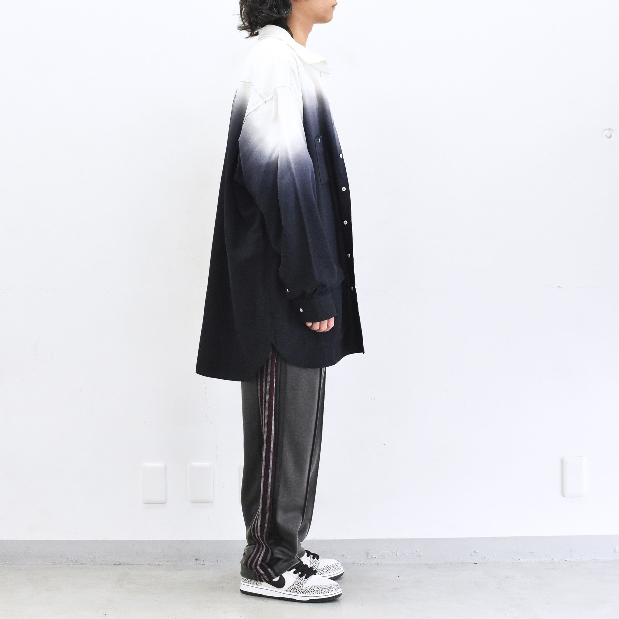 BODYSONG. / BEAUTIFUL GRADIENT DEFORMATION SHIRT - WHITE