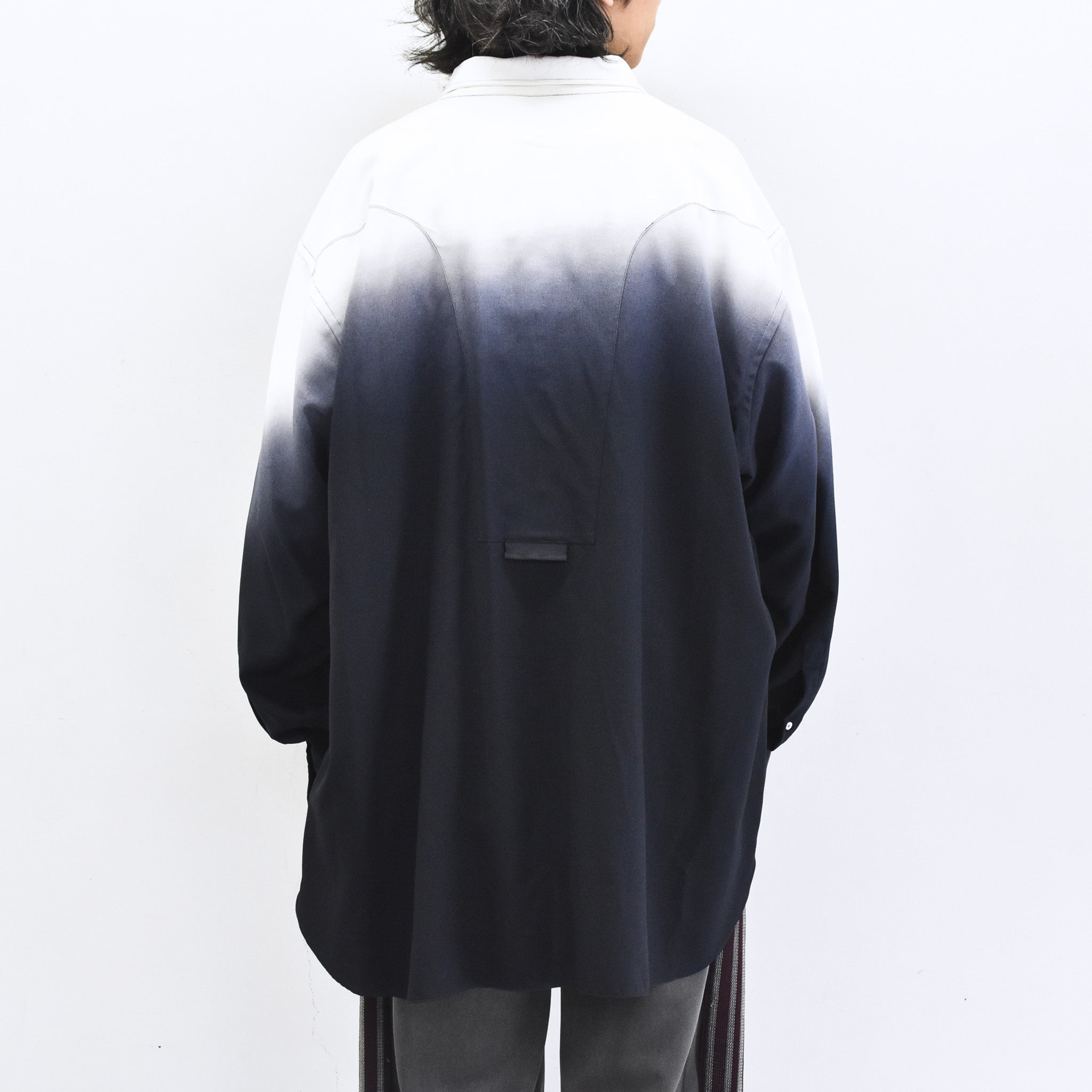 BODYSONG. / BEAUTIFUL GRADIENT DEFORMATION SHIRT - WHITE