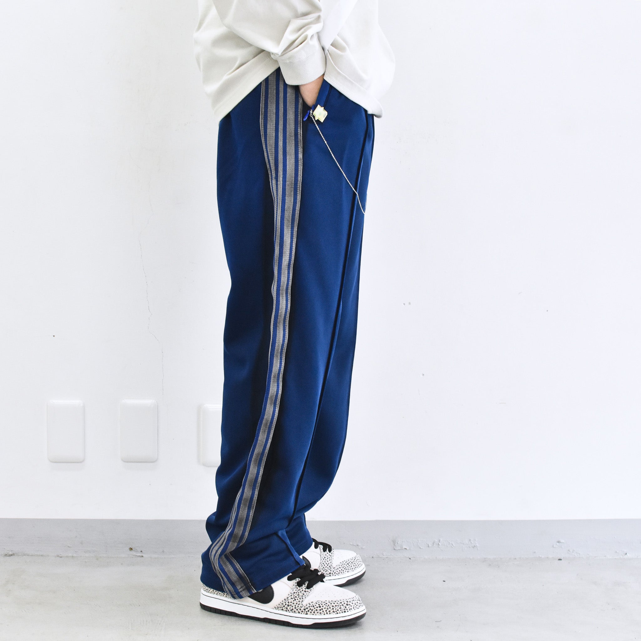 BODYSONG. / PIGMENT-DYED DISTRESSED TRACK TROUSERS - BLUE