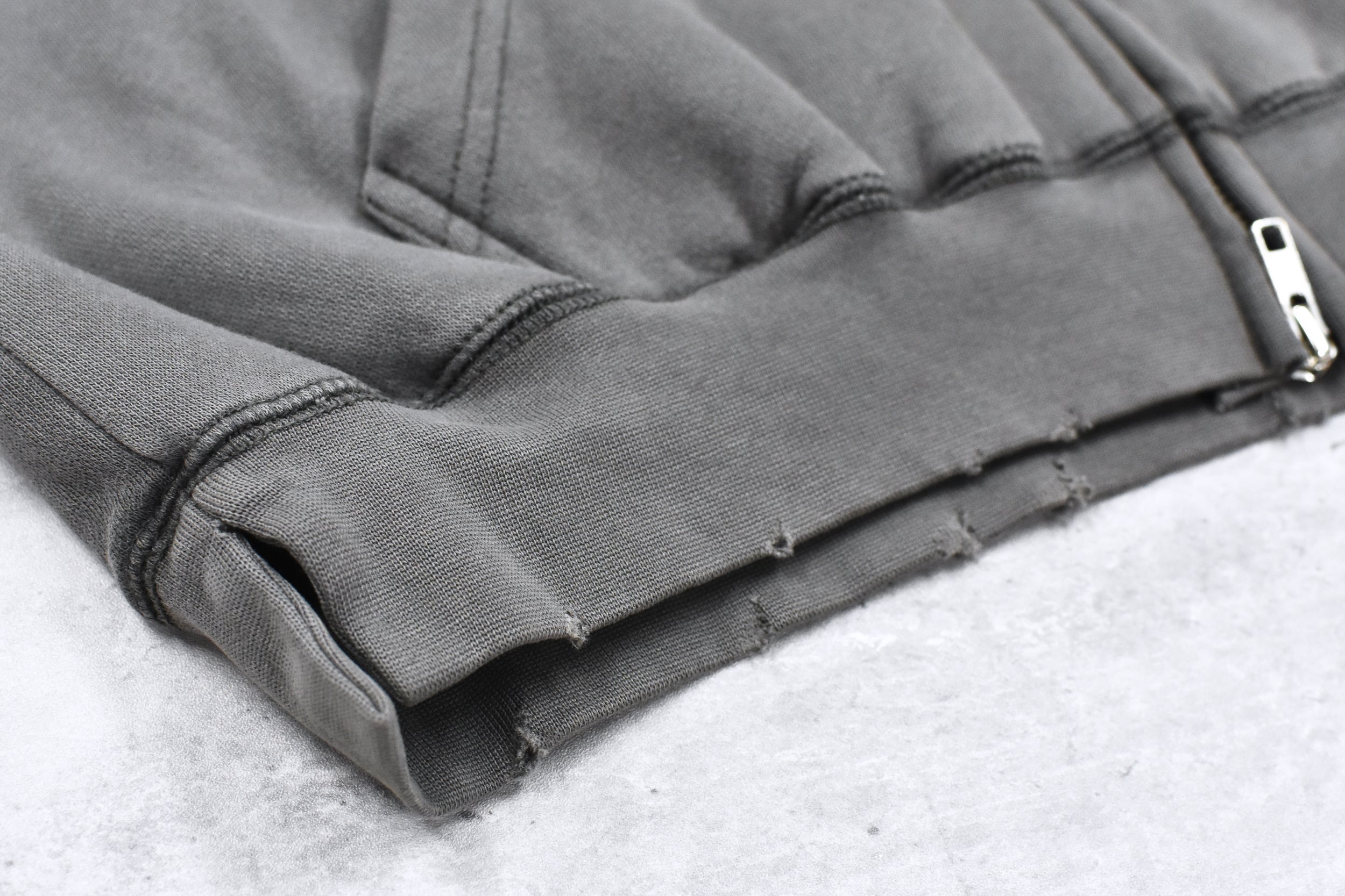 BODYSONG. / GLITCH EMBROIDERY DISTRESSED HOODIE/BTC - BLACK