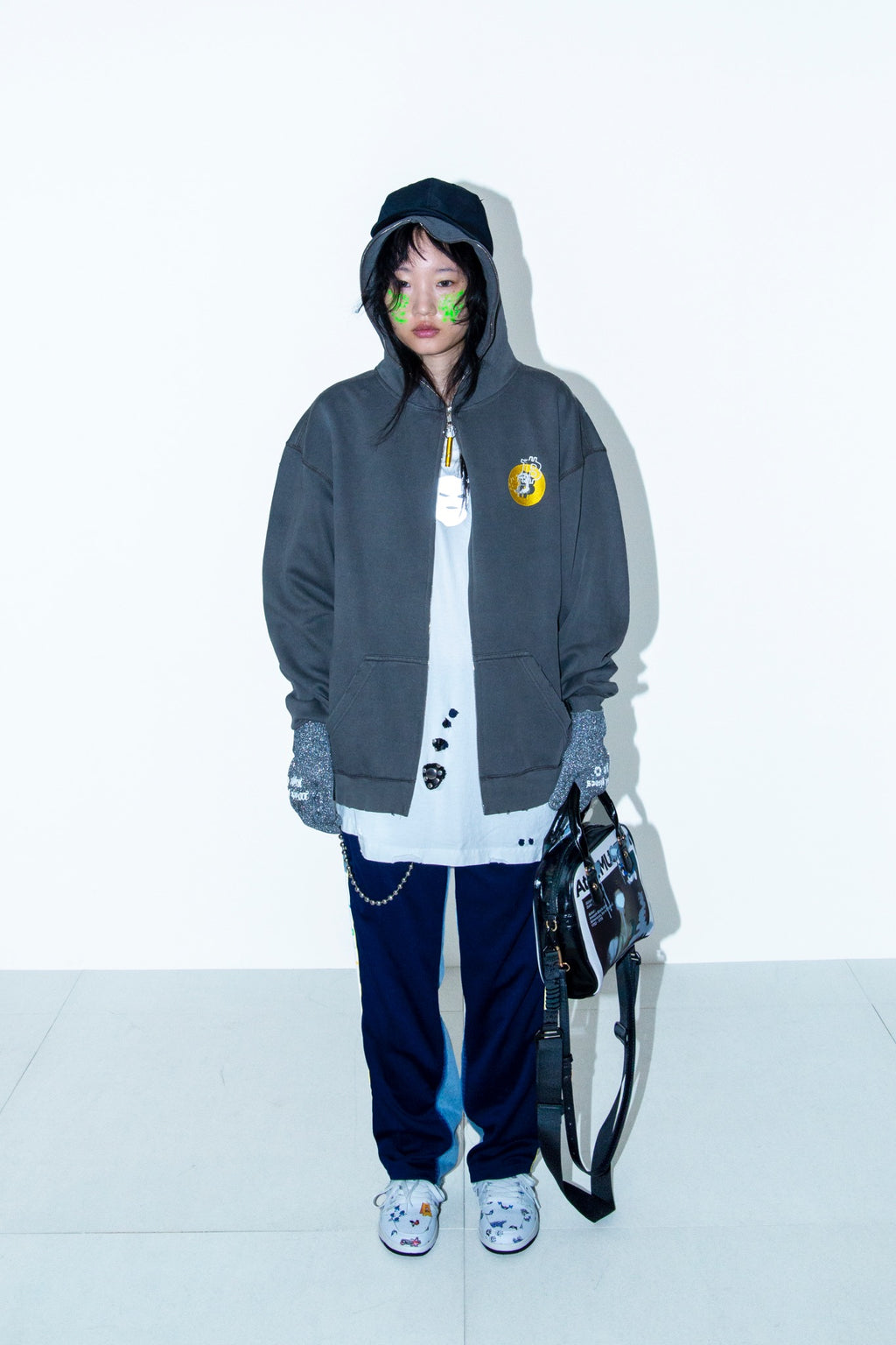 BODYSONG. / GLITCH EMBROIDERY DISTRESSED HOODIE/BTC - BLACK