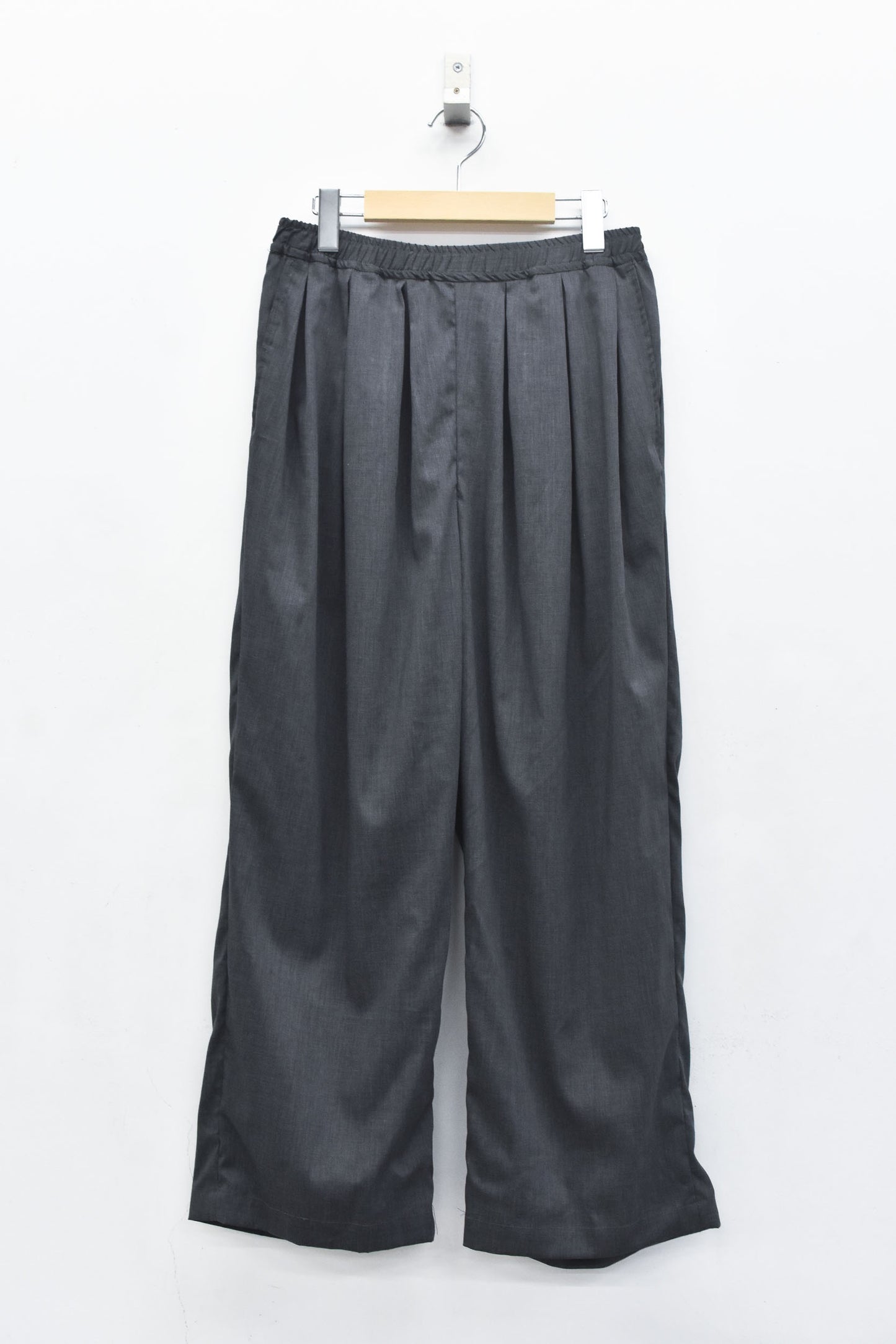 STOF / TRIPLE TUCK LINEN PANTS - CHARCOAL