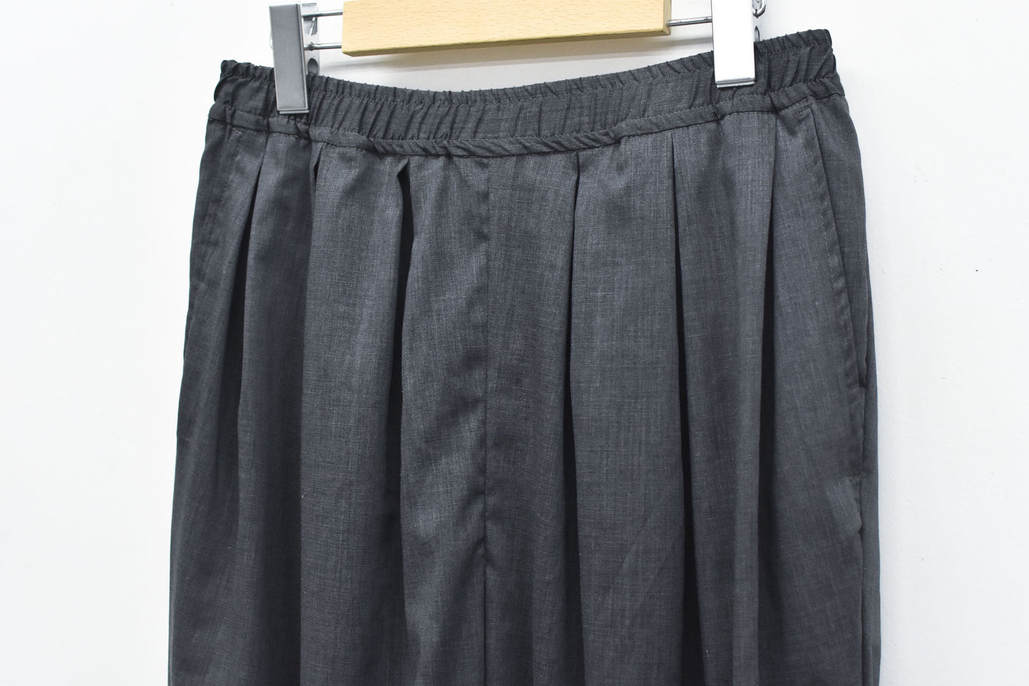 STOF / TRIPLE TUCK LINEN PANTS - CHARCOAL