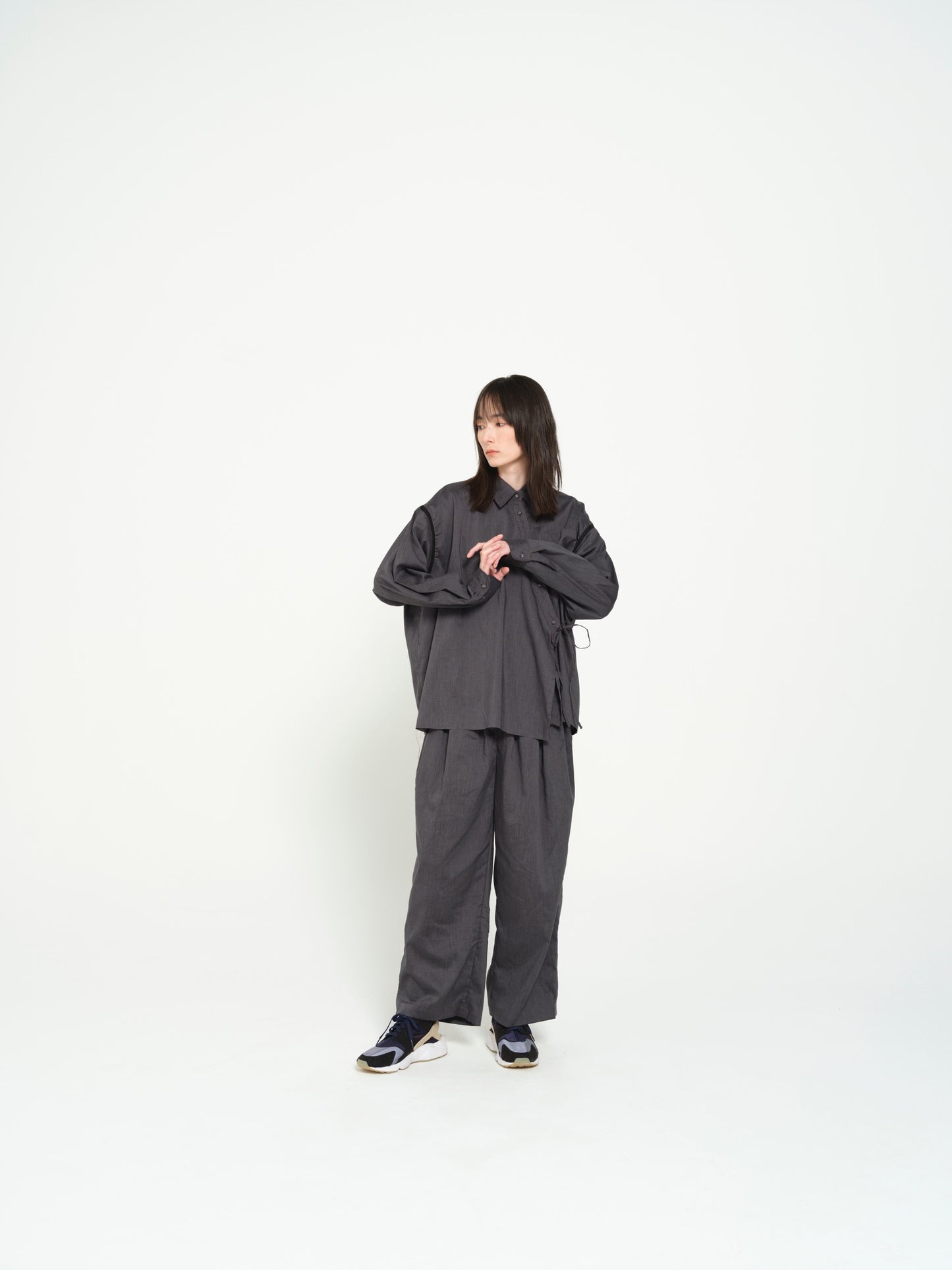 STOF / TRIPLE TUCK LINEN PANTS - CHARCOAL