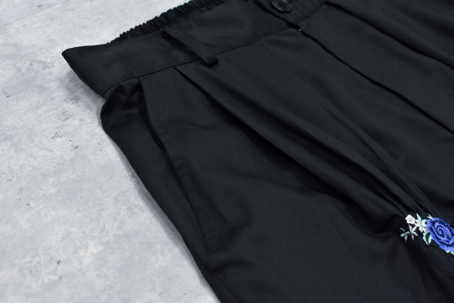 NewRose / Embroidery Wrinklework Tuck Pants - BLACK