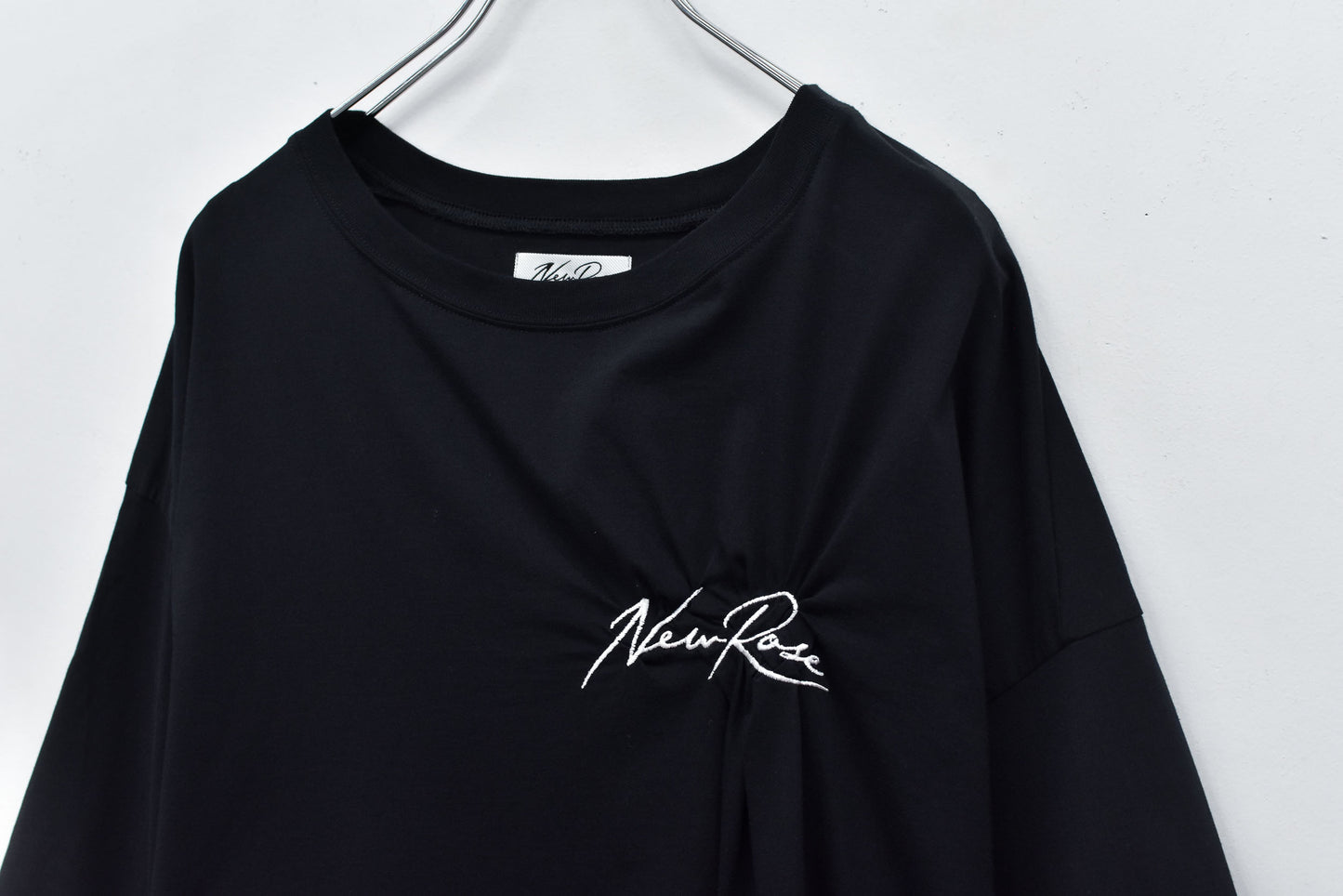 NewRose / Embroidery Wrinklework T-shirt -BLACK