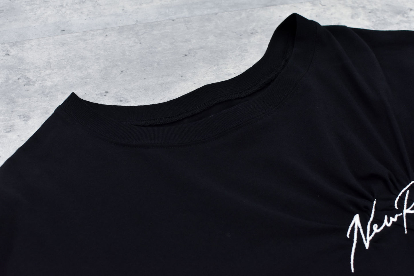 NewRose / Embroidery Wrinklework T-shirt -BLACK